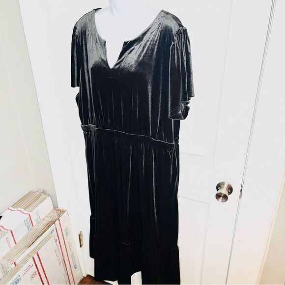 Terra & Sky Charcoal Grey Black Tiered Ruffled V-Neck Velvet Midi Dress 2X - Picture 7 of 12